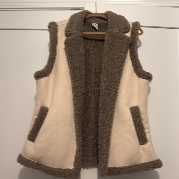 Sherpa lined faux vest with pockets - Picture 1 of 4